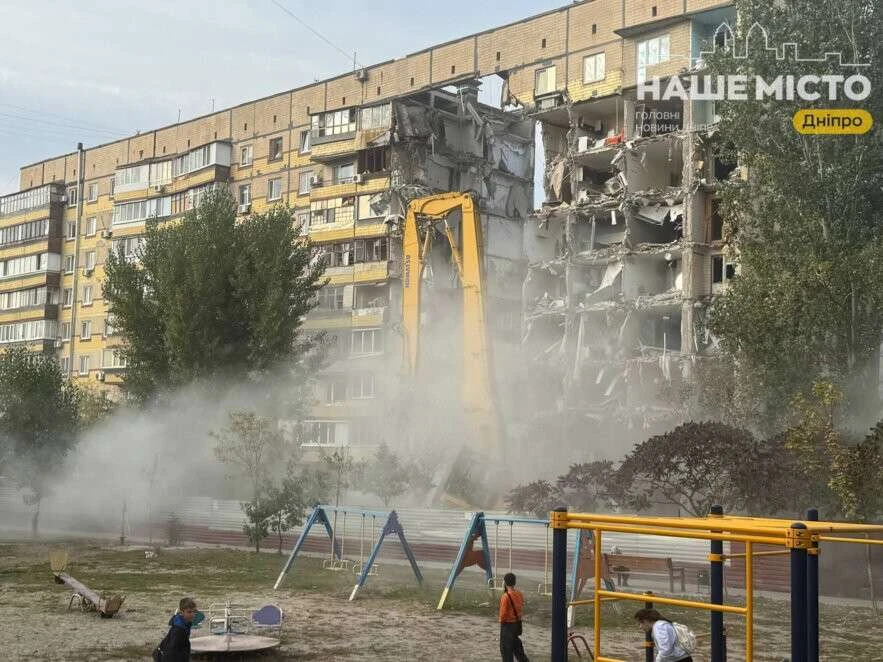 Проведено головний етап демонтажу: на пр. Героїв, 46 відокремили зруйнований «шахедом» під’їзд від решти будинку