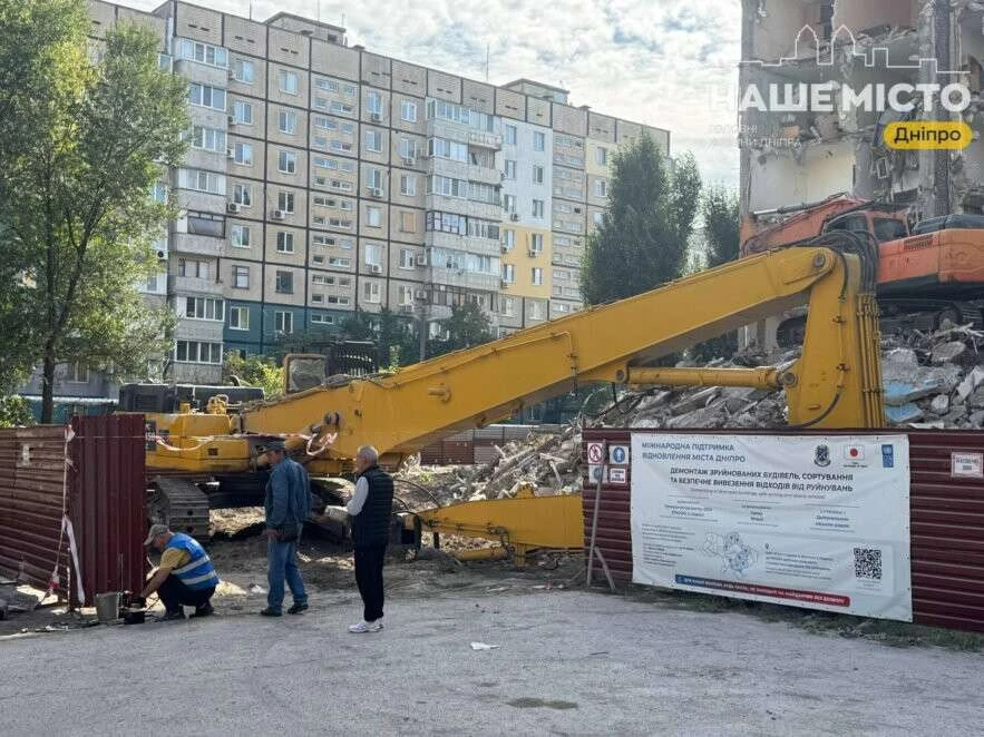 Проведено головний етап демонтажу: на пр. Героїв, 46 відокремили зруйнований «шахедом» під’їзд від решти будинку