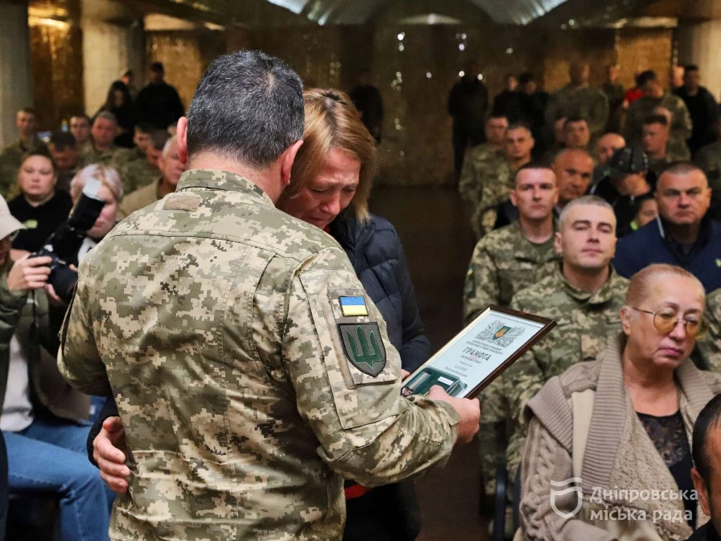 Керівник ДніпроОВА Ганжа та мер Філатов взяли участь у вшануванні пам’яті полеглих оборонців Державної спеціальної служби транспорту